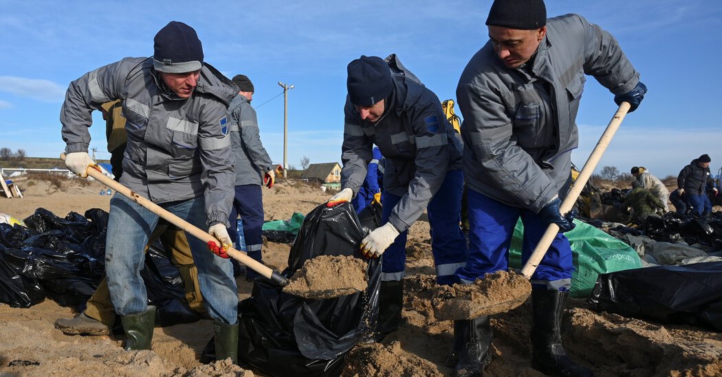 A Storm, a Spill and a Disaster for the Black Sea’s Beaches