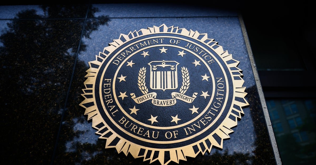 Longtime FBI agent charged with disclosing confidential records