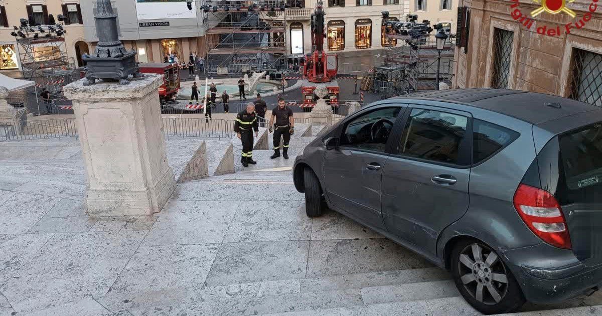 Car driving down Spanish Steps in Rome caught on video by hotel worker