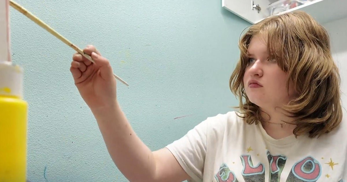 Quiet high schooler paints portraits of entire class to reconnect before graduating