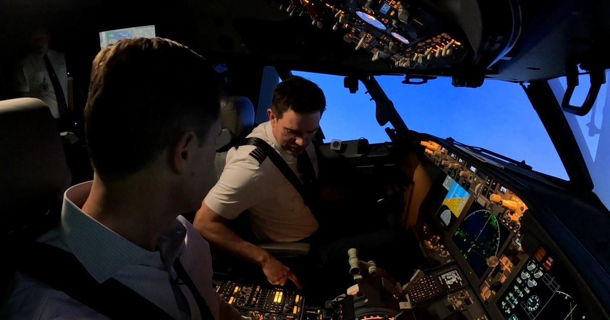 How pilots train for disruptions with air traffic control